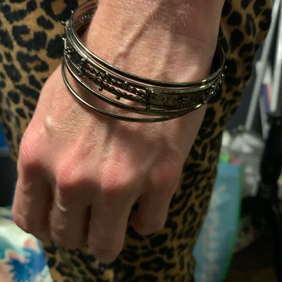 Bundle of 5 Vintage Inspired Gunmetal Gray Bangles - Picture 3 of 7